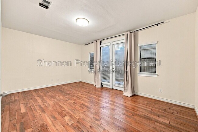 Building Photo - 9609 Pemberton Cres Dr