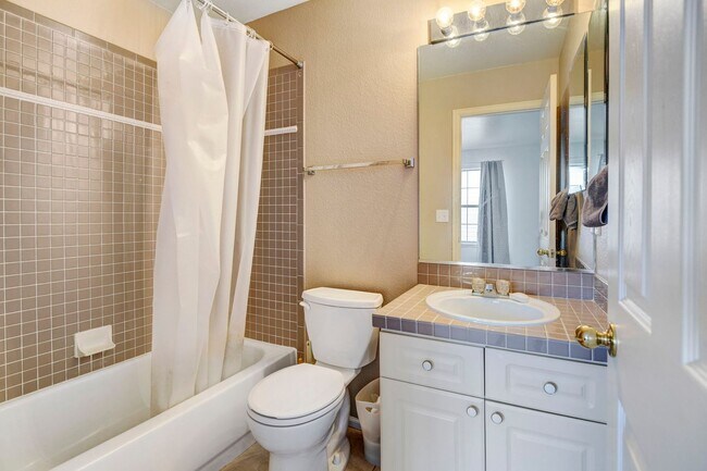 Building Photo - Beautiful luxury townhome style condominiu...
