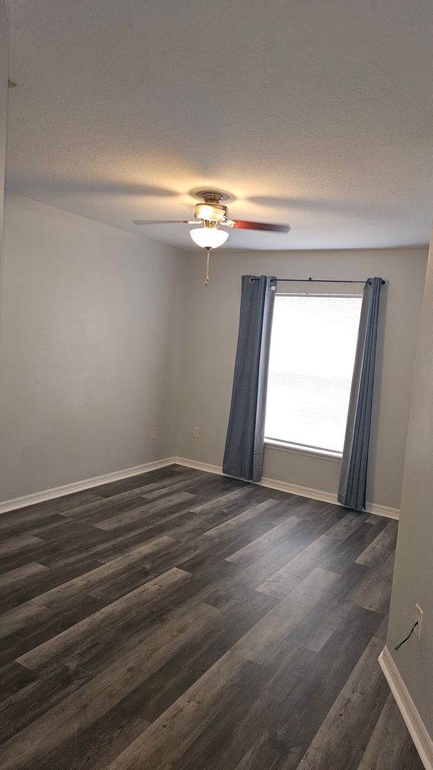 Building Photo - NICE! 3BED / 2 BATH / 1 CAR GARAGE (HALF DUPLEX)