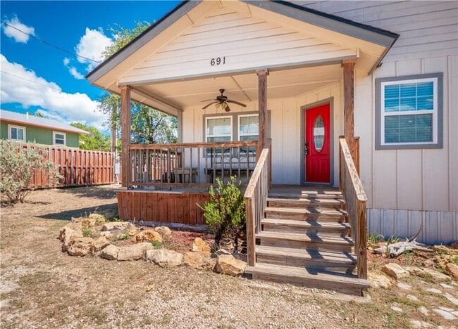 Building Photo - 691 Tamarack Dr