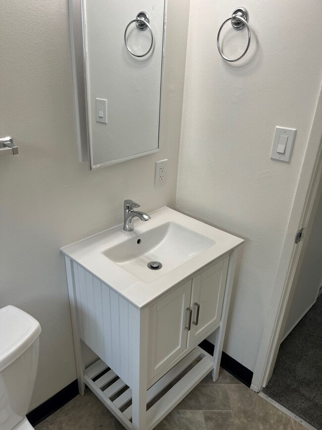 Building Photo - Spacious, Newly Remodeled, One Bedroom apartment