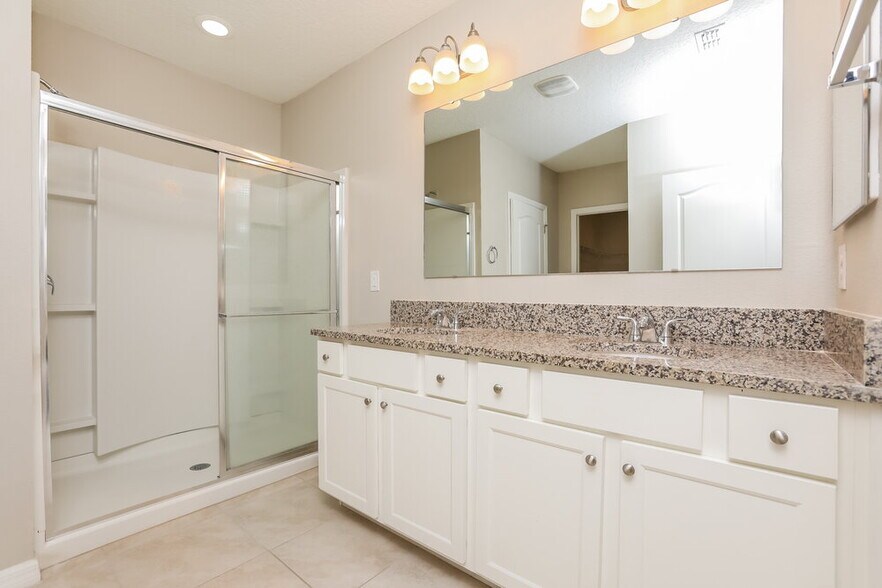 Building Photo - 5586 Western Sun Dr