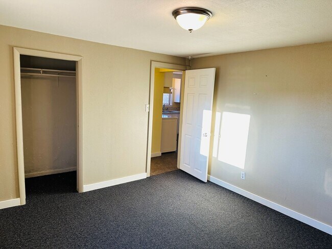 Building Photo - 720 1/2 S. 32nd St.