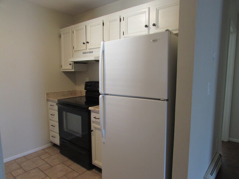 Building Photo - 3231 Lakeside Dr