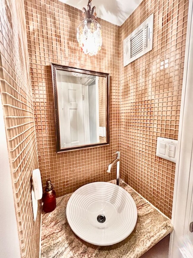 Building Photo - Welcome to this Lovely Home in Reston, VA!