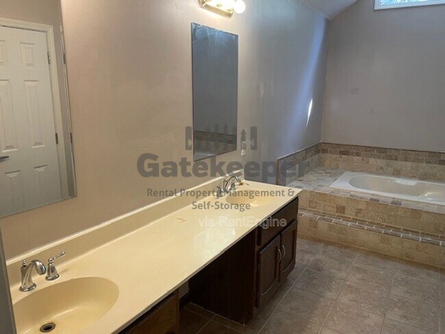 Building Photo - 145 Princeton Trce