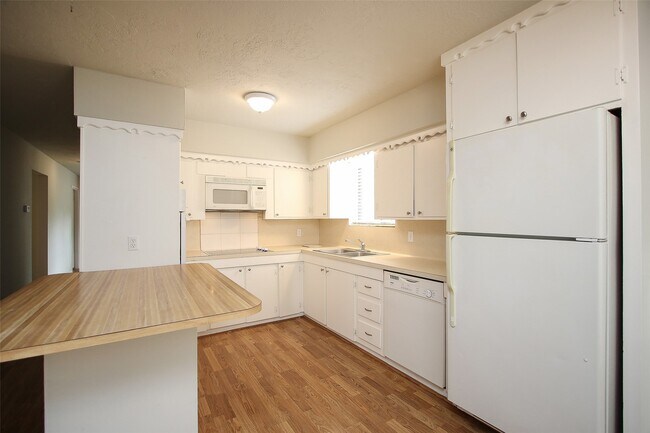 Building Photo - 30115 Misty Meadow Dr
