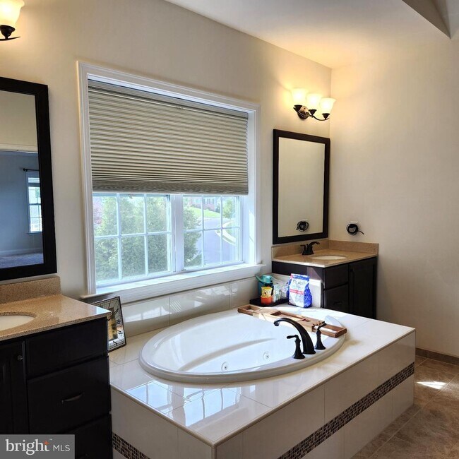 Building Photo - 6493 Fox Glove Ln