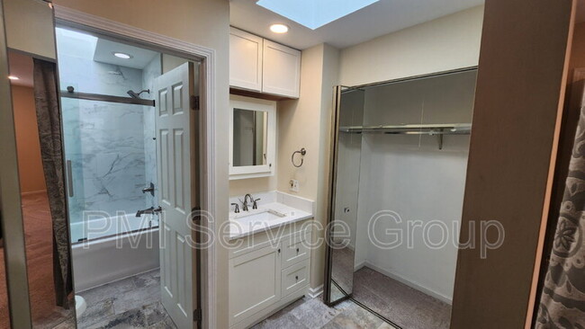 Building Photo - 985 West Ct