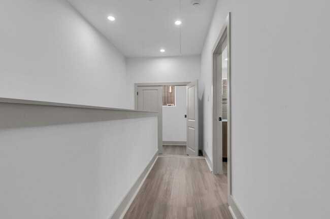 Building Photo - Sleek & Modern 3/2 in Garden Oaks