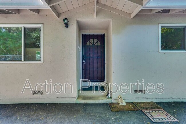 Building Photo - 67 Holbrook Ln
