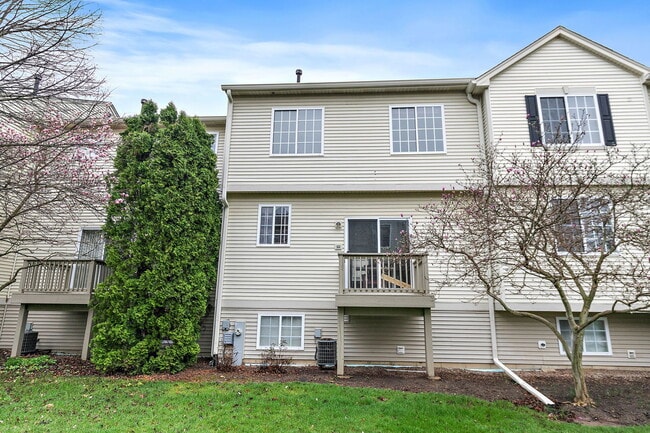 Building Photo - 253 Evergreen Cir