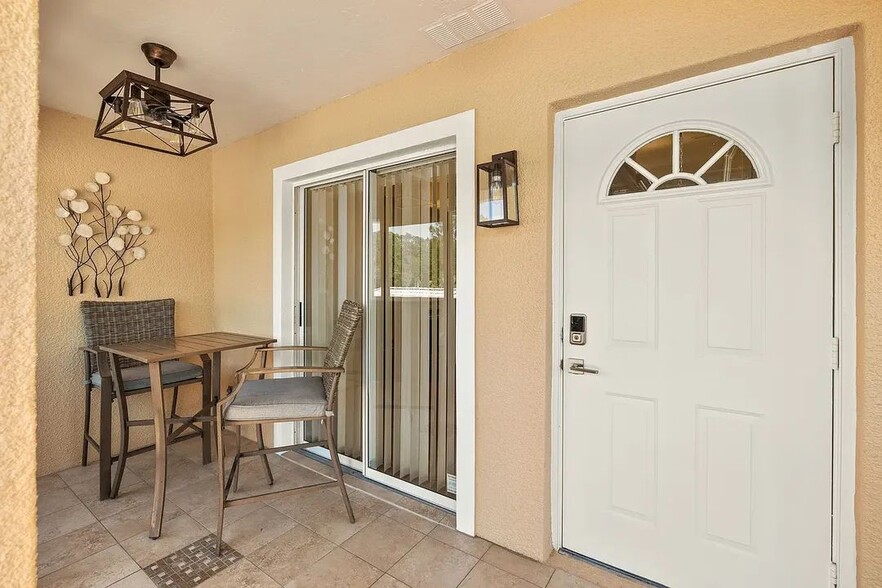 Building Photo - 2202 Hidden Lake Dr