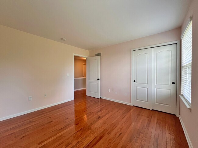 Building Photo - 4170 Bunker Hill Dr N