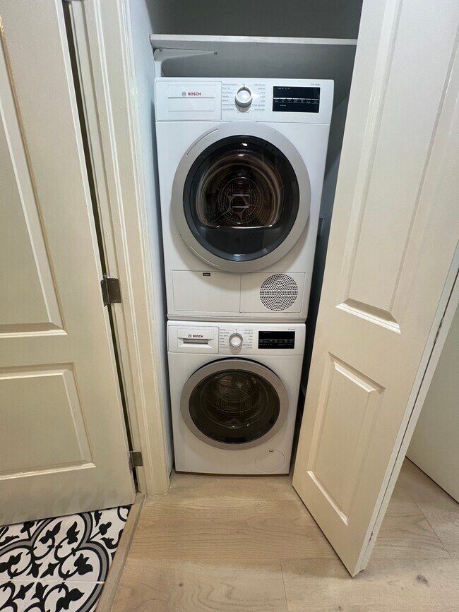 Building Photo - 910 W Hallam St