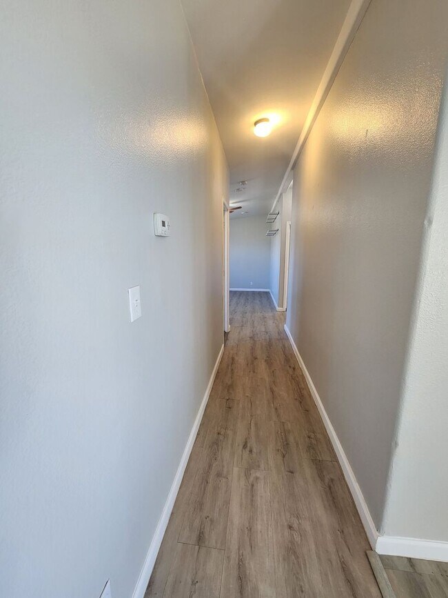 Building Photo - Large 3 Bedroom in Hansen Track