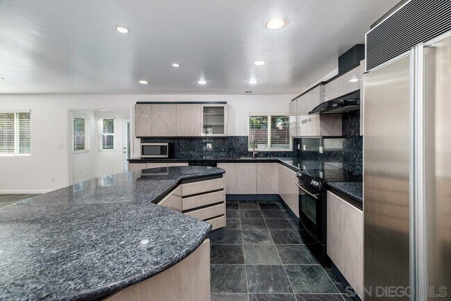 Building Photo - 8686 Cliffridge Ave