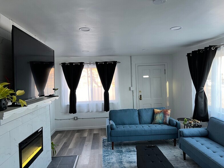 Building Photo - 2696 S Melbourne St