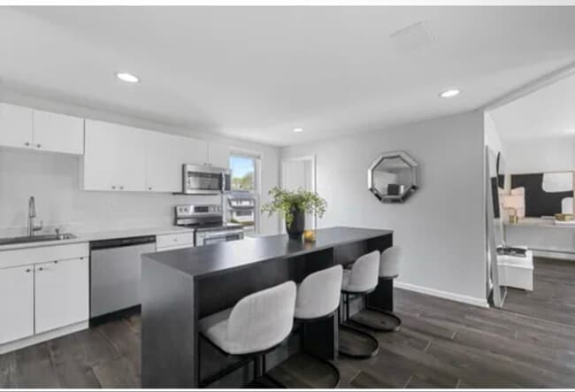 Building Photo - 55 Howe St