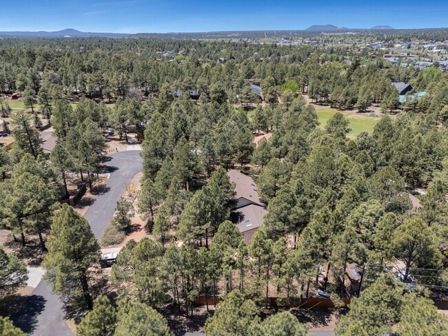 Building Photo - Gorgeous Furnished Country Club Rental