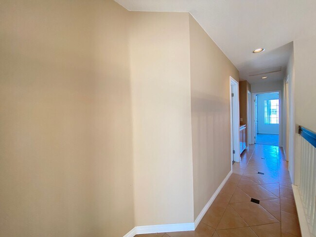 Building Photo - Santa Fe Hills 4 Bedroom Home