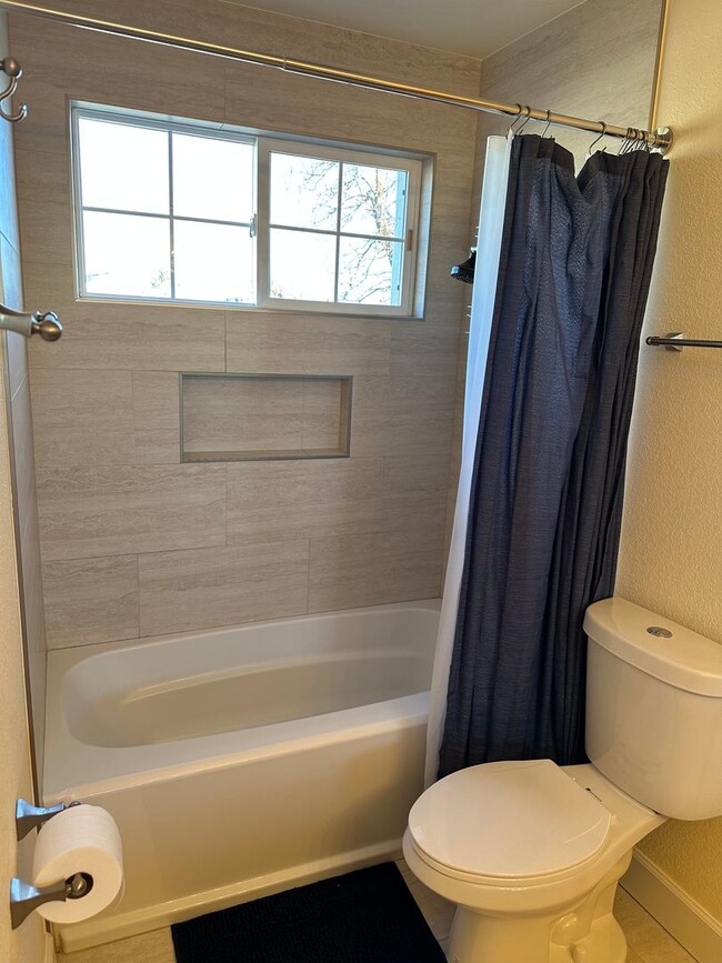 Building Photo - Beautiful 5B home in Erie Available January 2026 !