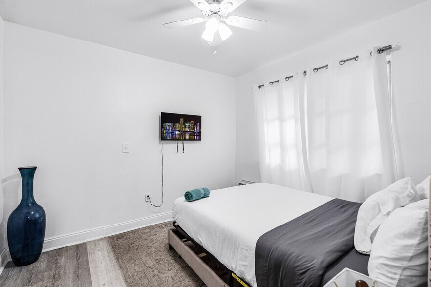 Building Photo - 975-977-977 SW 10th St