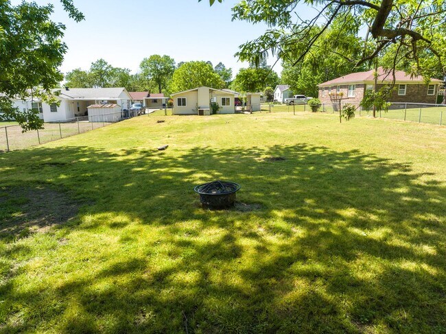 Building Photo - Freshly Updated 3 Bedroom House