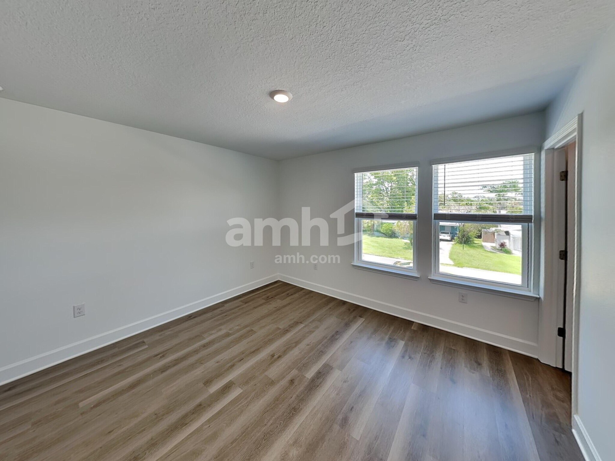 Building Photo - 3011 19th Ave W