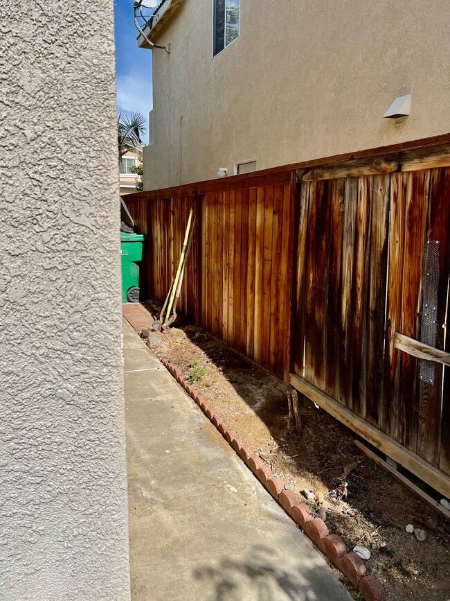 Building Photo - Nice 2 Story Home