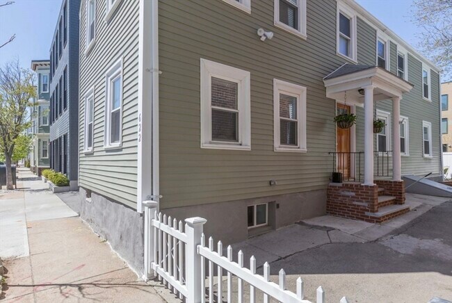 Building Photo - 622 E 2nd St