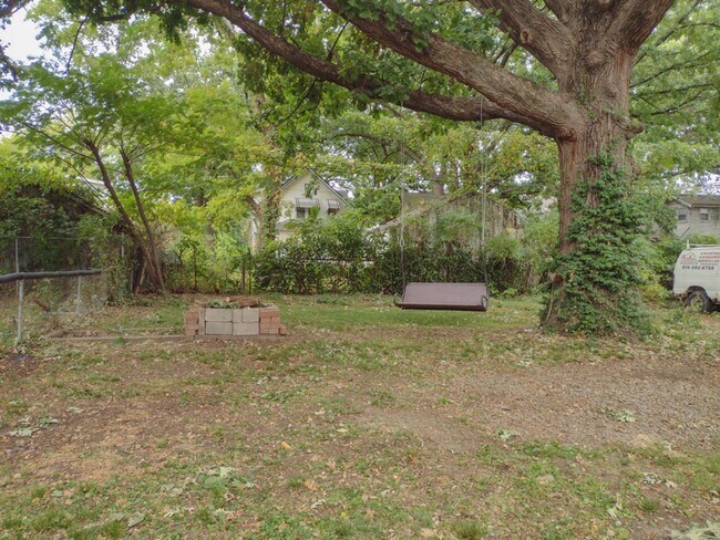 Building Photo - 3 Bed 2 Bath ready to rent!
