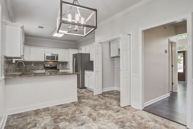 Building Photo - 207 N Pembroke Dr