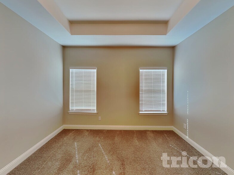 Building Photo - 1002 Woodcrest Dr