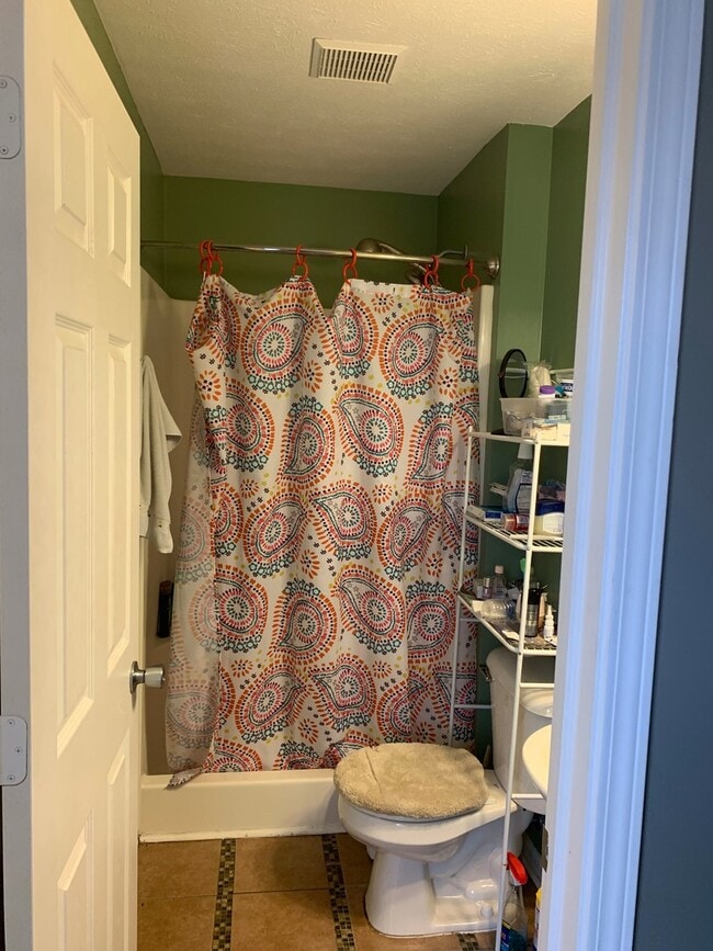 Building Photo - 3 Bedroom 3 Bath House with 2 Car Garage