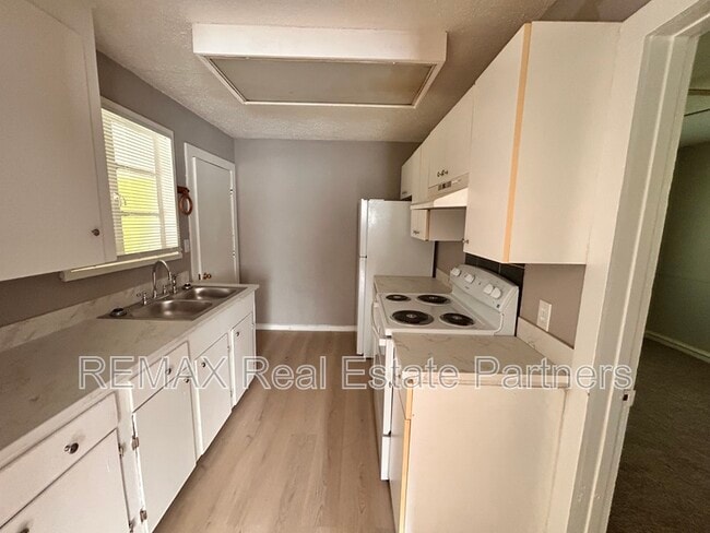 Building Photo - 201 Rosewood Dr