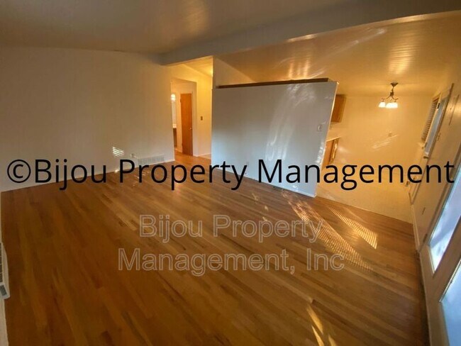 Building Photo - 916 Westmoor Dr