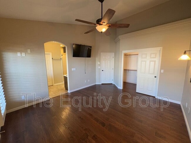 Building Photo - 2650 W Oakridge Ave