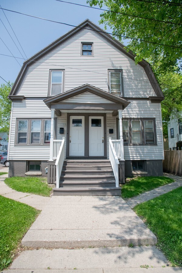Building Photo - 1020/1022 E Center Townhouse, Riverwest, E...