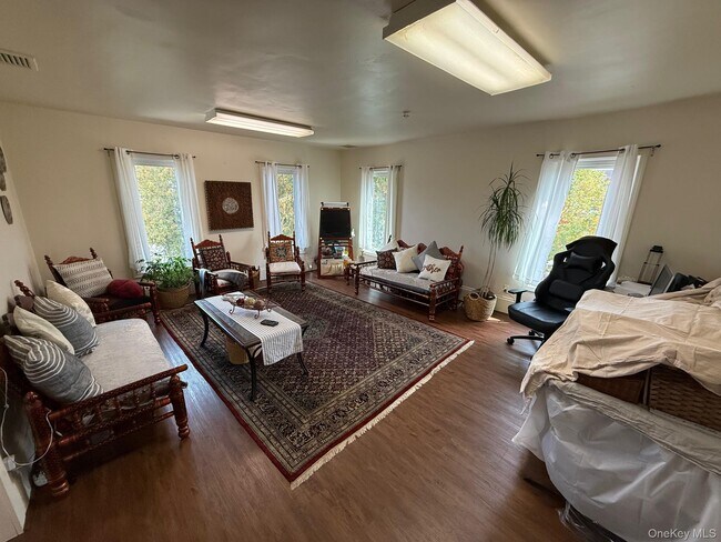 Building Photo - 504 Broadway