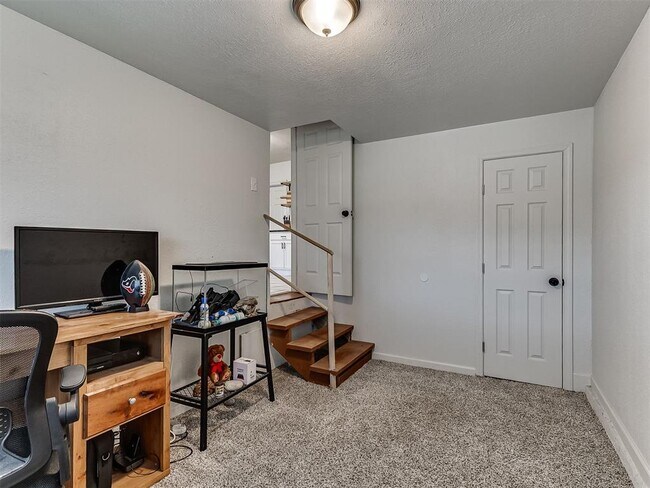 Building Photo - 1229 Meta Ave