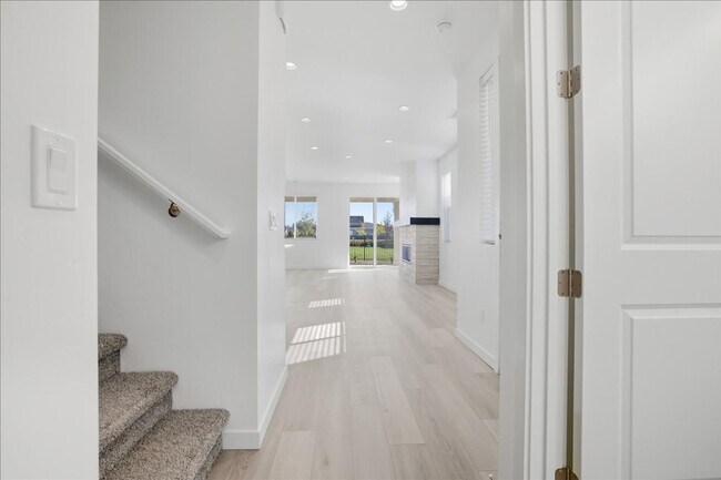 Building Photo - Brand new 3 bed 2.5 bath townhouse