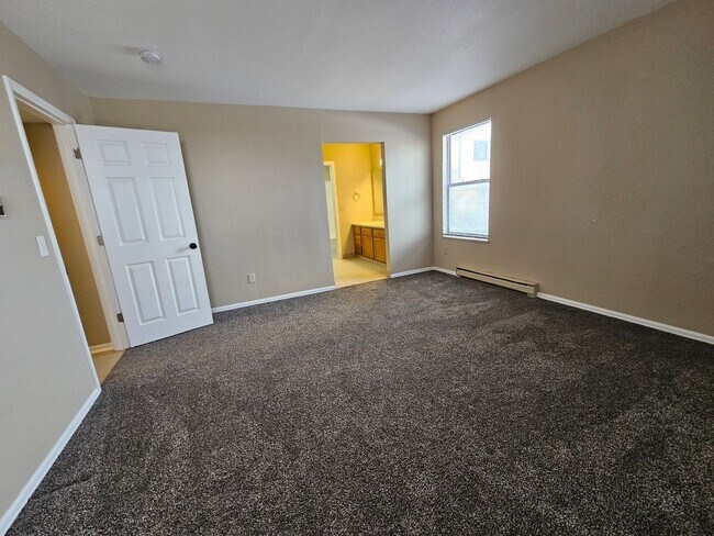 Building Photo - Charming 2 Bedroom 2 Bath w/ Large Yard, 1 Car Garage and Central Air/Heat