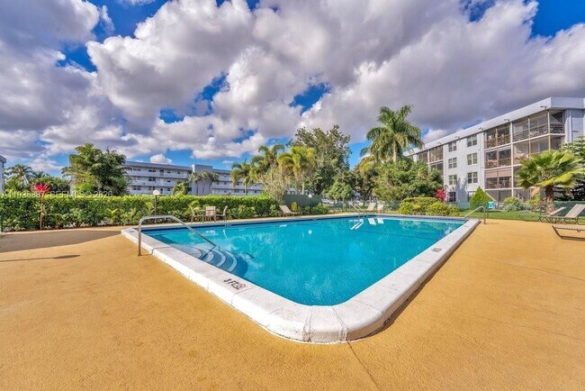 Building Photo - 105 Royal Pk Dr