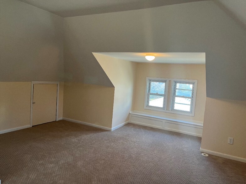 Building Photo - 8 Bayview Ave