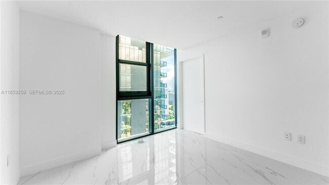 Building Photo - 700 NE 24th St