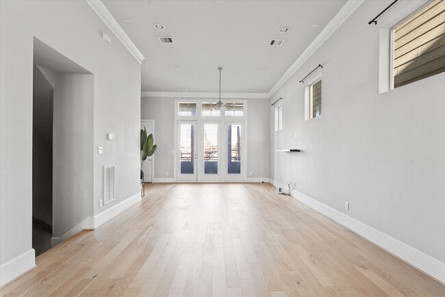 Building Photo - 1005 St Charles St