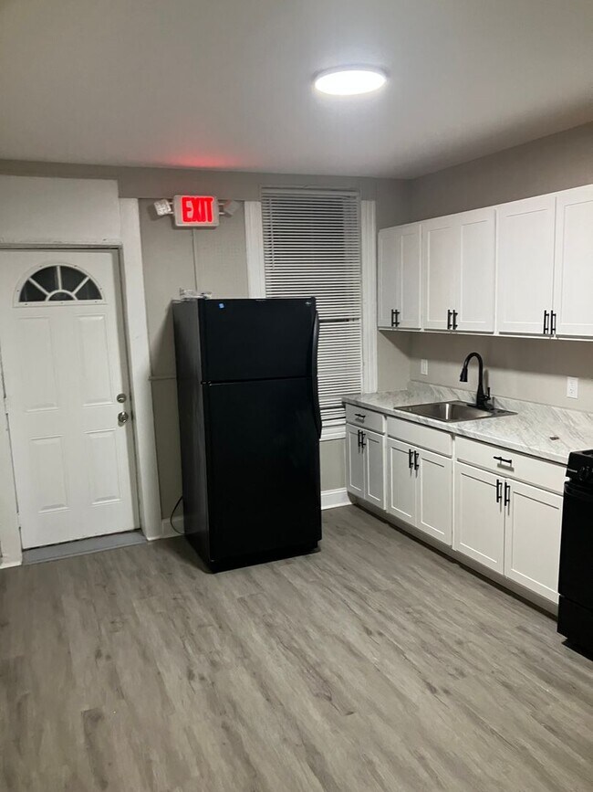 Building Photo - Rare 7-Bedroom, 3.5-Bath Home with Generous Living Space