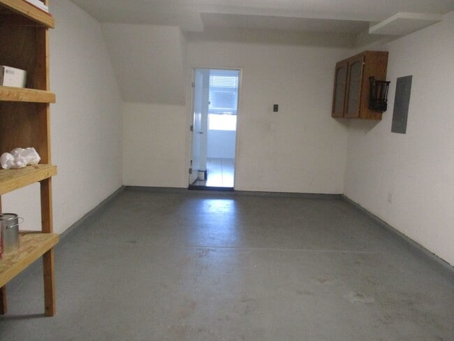 Building Photo - Beautiful 2 bedroom 2 bath town home plus ...