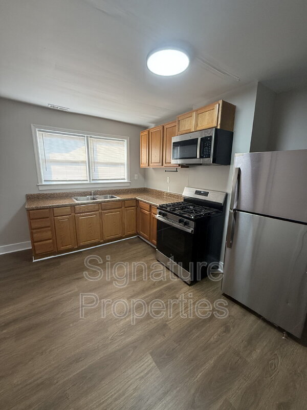 Building Photo - 180 W Balview Ave
